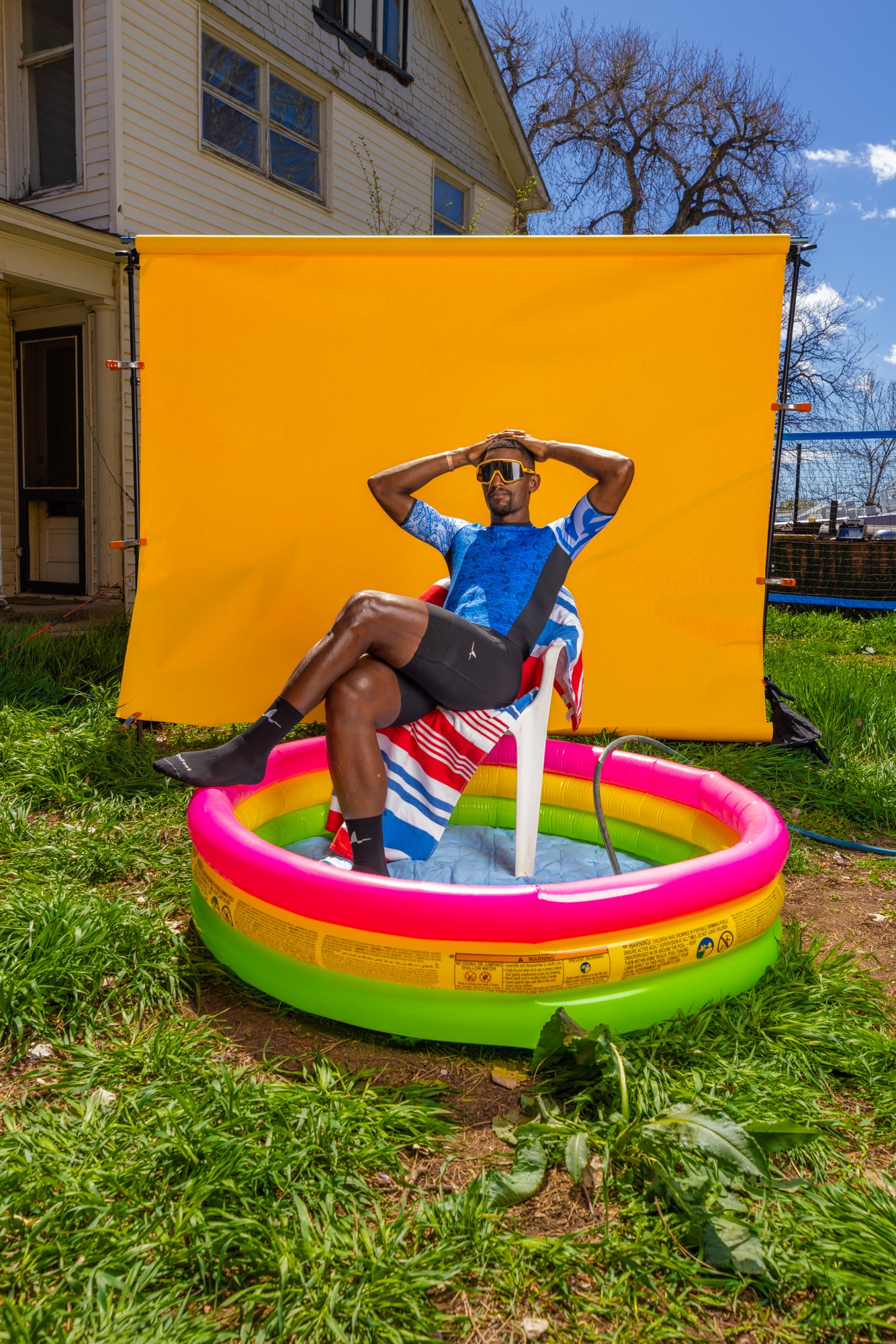 Lifestyle photo of Ardei men's cycling bib shorts in backyard kiddie pool